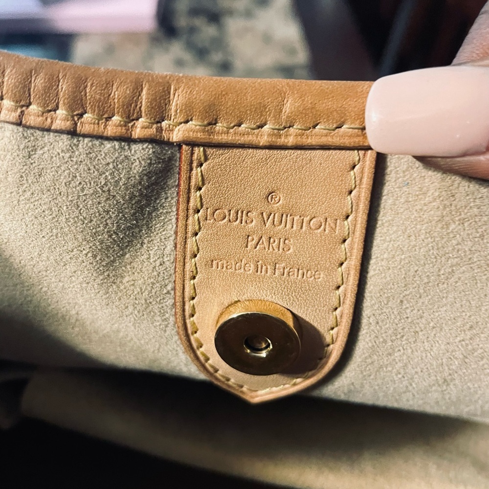 Used Authentic LV Galleria PM, classic monogram, pictures shown